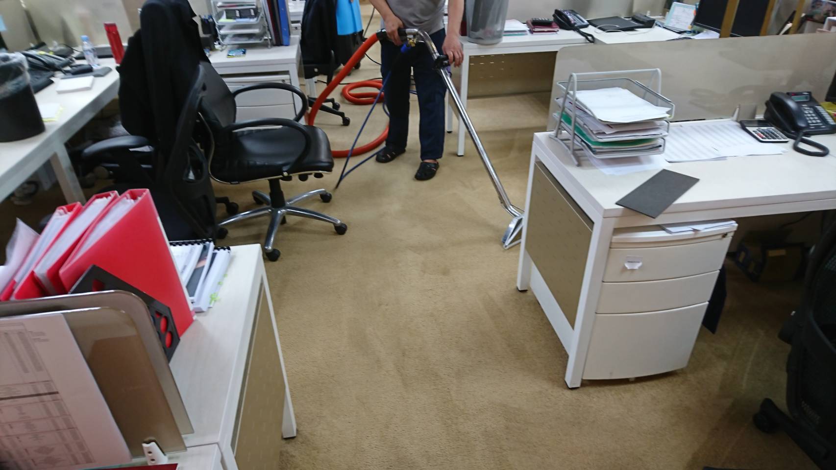台北辦公室地毯清洗於辦公區進行噴吸作業