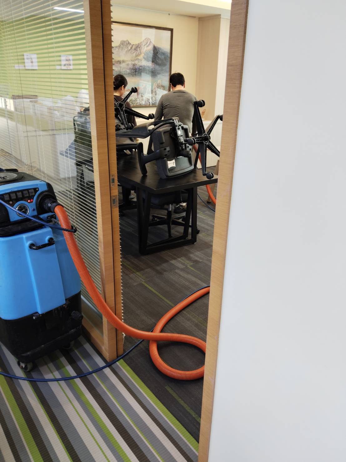 台北辦公室地毯清洗機器與管線配置